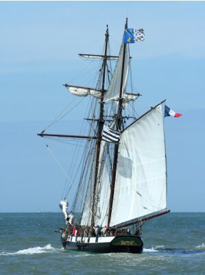 Fototapete Geflaggtes Segelboot auf Masten