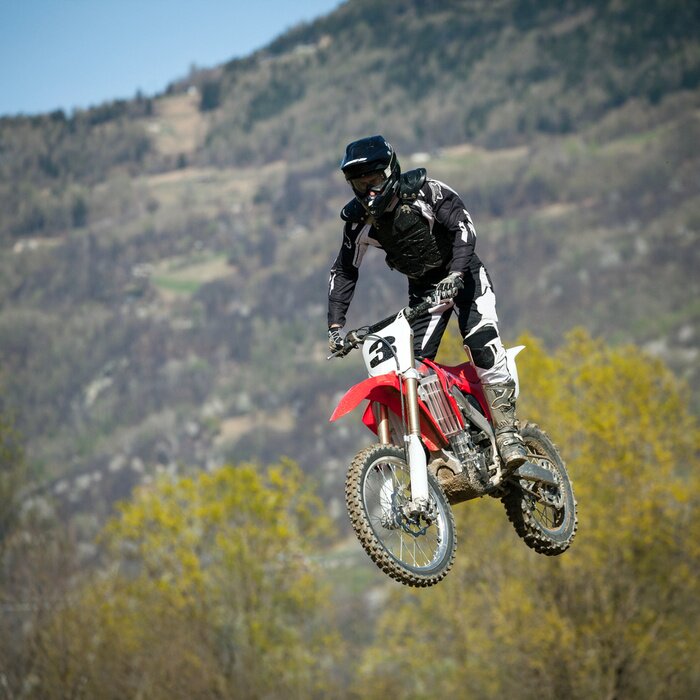 Fototapete Geländemotorrad und Fahrer in der Luft