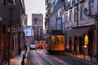 Fototapete Gelbe Straßenbahn am Abend in Lissabon