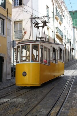 Gelbe Straßenbahn in Lissabon