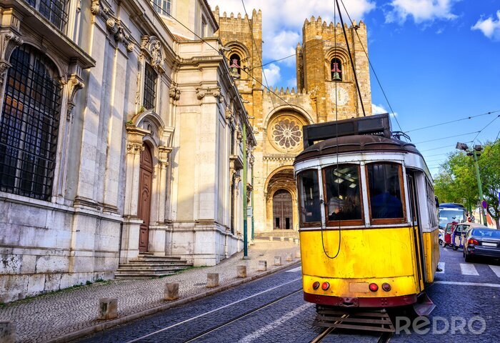 Fototapete Gelbe Straßenbahn vor der Kathedrale in Lissabon