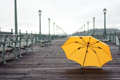 Fototapete Gelber Regenschirm inmitten von Laternen