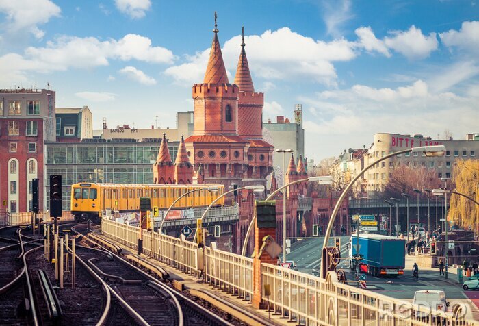 Fototapete Gelber Zug und Bahnhof in Berlin