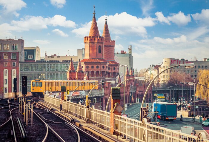 Fototapete Gelber Zug und Bahnhof in Berlin