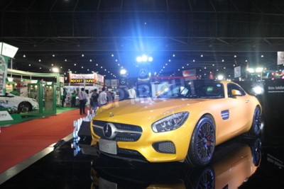 Fototapete Gelbes Sportfahrzeug Mercedes