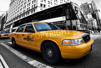 Fototapete Gelbes Taxi auf schwarz-weißem Hintergrund