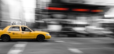Gelbes Taxi in Bewegung