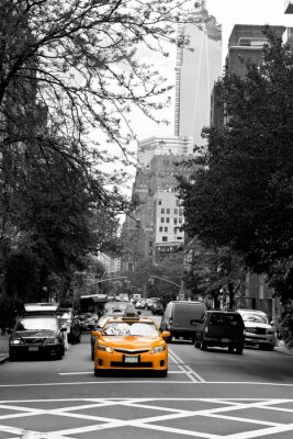 Gelbes Taxi in grauer Stadt