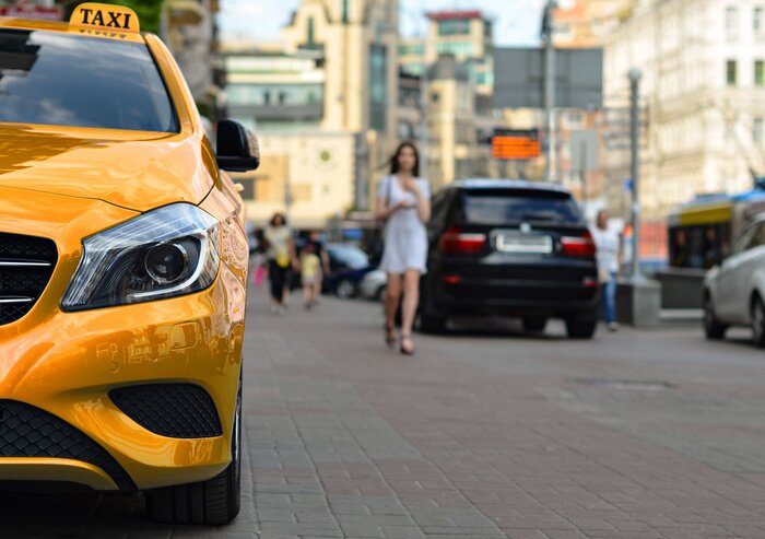 Fototapete Gelbes Taxi und Frau im Hintergrund