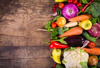 Fototapete Gemüse auf dunklen Brettern