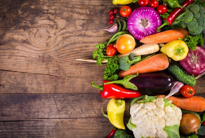 Fototapete Gemüse auf dunklen Brettern