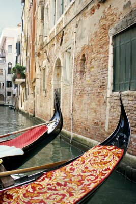 Gemusterte Gondeln in Venedig