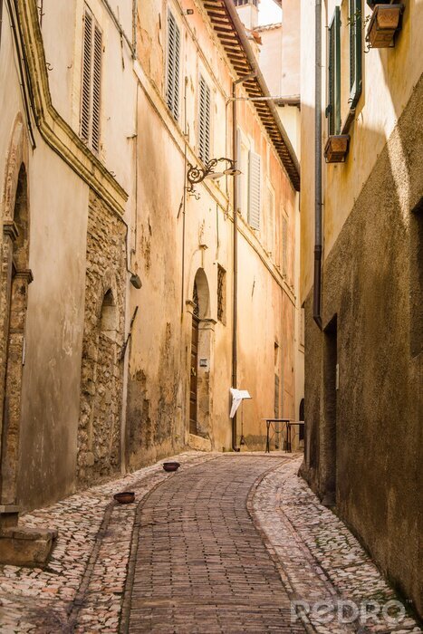 Fototapete Gepflasterter Durchgang zwischen Gebäuden
