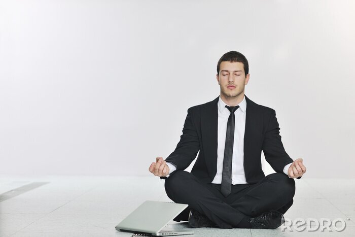 Fototapete Geschäftsmann beim Yoga im Netzwerk Serverraum