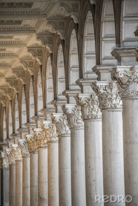 Fototapete Geschnitzte graue Säulen