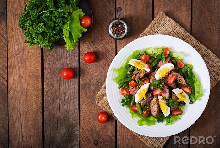 Fototapete gesunder Salat auf einem Holztisch
