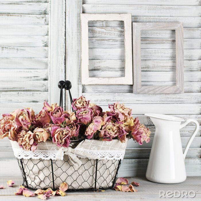 Fototapete Getrocknete Rosen im weißen Korb
