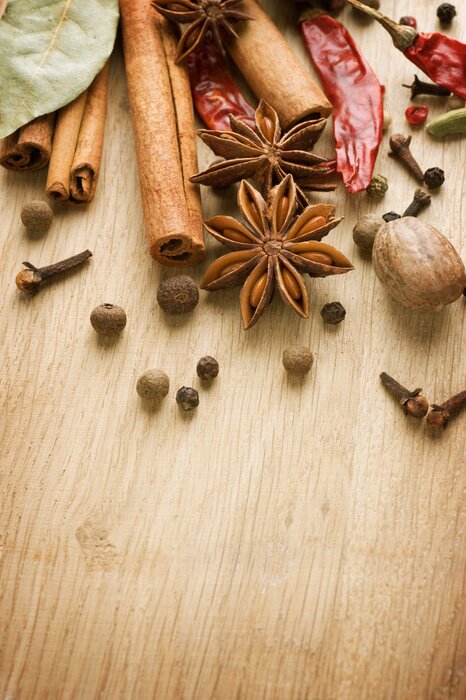 Fototapete Gewürze auf dem Küchenholztisch