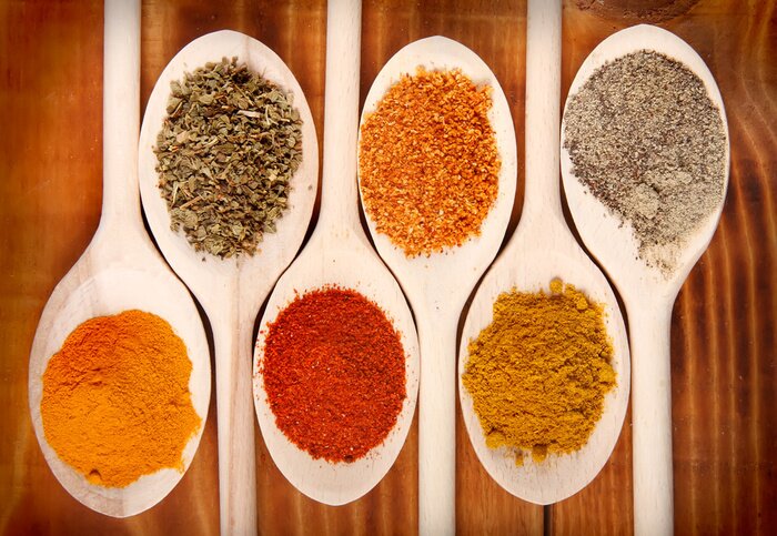Fototapete Gewürze auf weißen Löffeln