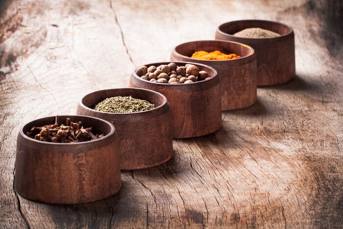 Fototapete Gewürze in Holzschalen