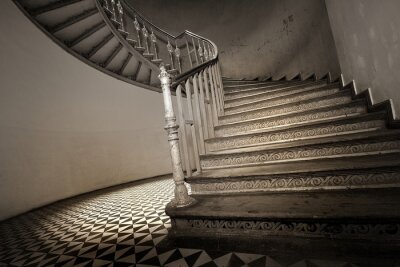 Fototapete Gewundene Treppe im leeren Gebäude