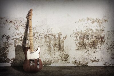 Fototapete Gitarre bei schmutziger Mauer