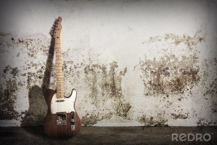 Fototapete Gitarre bei schmutziger Mauer