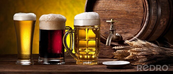 Fototapete Gläser mit Bier und Kegs