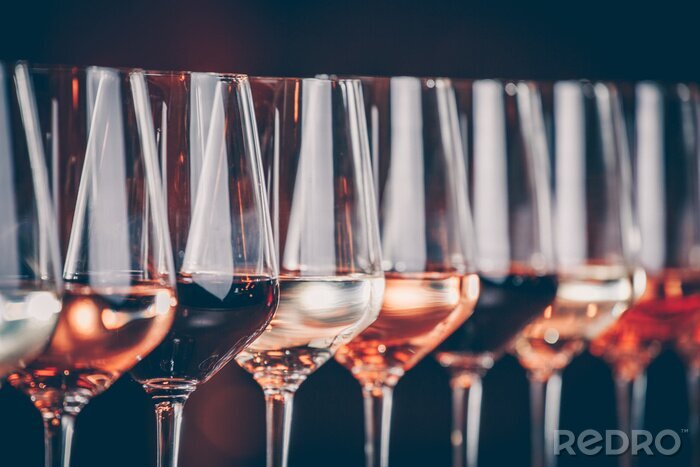 Fototapete Gläser mit verschiedenen Weinfarben