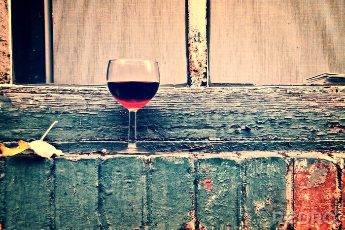 Fototapete Glas Wein auf Retro-Tafeln