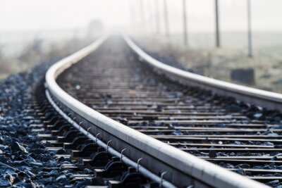 Fototapete Gleise im Nebel ohne Züge