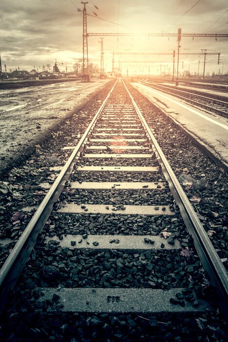 Fototapete Gleise ohne Züge in Sonnenstrahlen