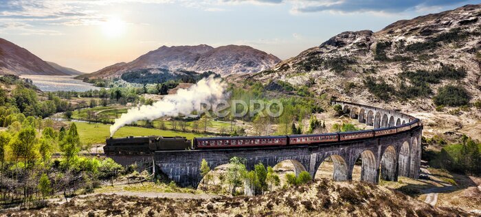 Fototapete Glenfinnan Railway Viaduct in Schottland mit der Jacobite Dampfzug gegen Sonnenuntergang über See