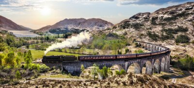 Fototapete Glenfinnan Railway Viaduct in Schottland mit der Jacobite Dampfzug gegen Sonnenuntergang über See