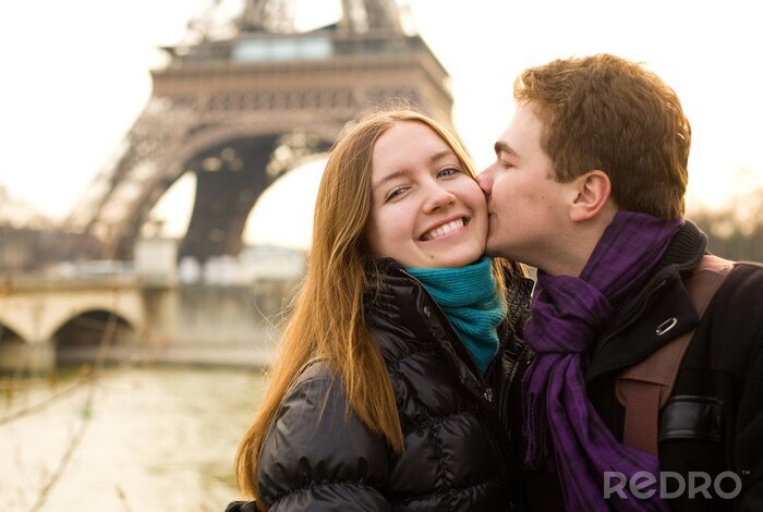 Fototapete Glückliche liebevolle Paare in Paris, Küssen von dem Eiffel-Turm