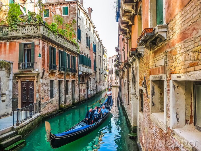 Fototapete Gondel in einem engen Kanal in Venedig