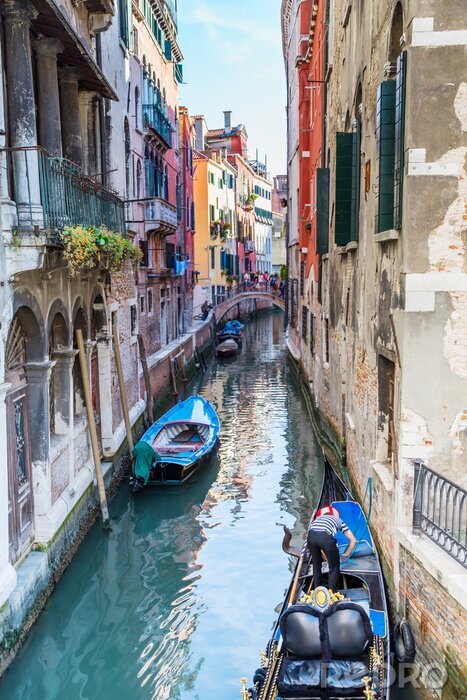 Fototapete Gondeln in einem engen Kanal