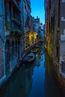 Gondeln in Venedig bei Dämmerung