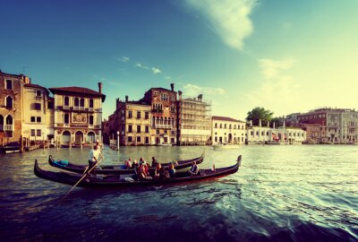 Gondeln mit Touristen in Venedig