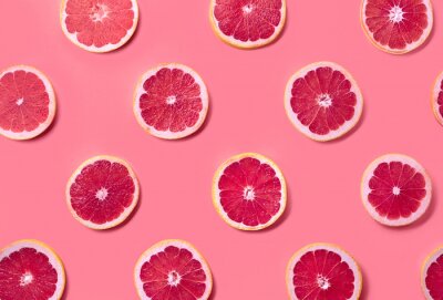 Grapefruitscheiben auf rosa Hintergrund