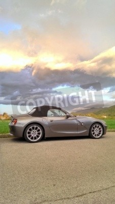 Fototapete Graues Auto gegen Himmel