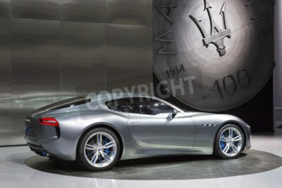 Fototapete Graues Auto und Maserati Logo