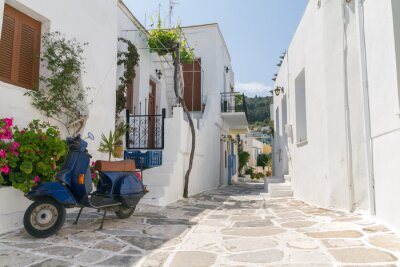 Griechische Gasse mit blauem Motorroller