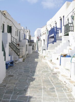 Fototapete Griechische Gasse mit weißen Häusern