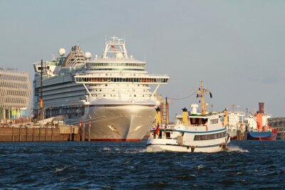 Fototapete Großes Kreuzfahrtschiff im Hafen
