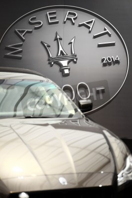Fototapete Großes Logo von Maserati und Auto