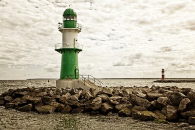 Fototapete Grün-weißer Leuchtturm auf Wellenbrecher