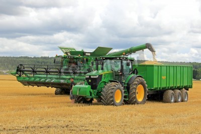 Fototapete Grüne Erntemaschine und Traktor