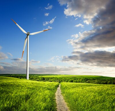 Grüne Felder und moderne Windmühle