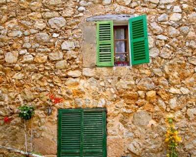 Fototapete Grüne Fensterläden auf Mauerhintergrund